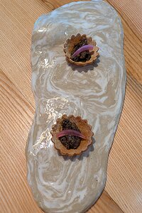 20250206_PXL112832024_Pixel7a-JEB amuse bouche: tartelette de champignon duxelles et oignon rouge marinés (pickled)