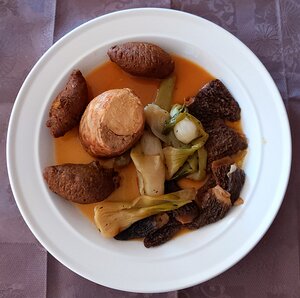 20210404_PXL170632026_Pixel3a-JEB main: Poulet de Glonville, morilles, poireaux crayons et pois cassés