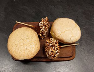 20210404_PXL184043467_Pixel3a-JEB mignardises: lemon curd macaroons, chocolate truffles