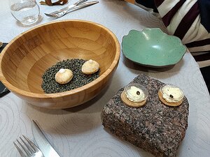 20170201_DSC0039_MotoG4-JEB amuse-bouche: pastry puffs filled with Munster cheese and cheese biscuits with foie gras cream and grapefruit discs