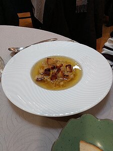 20170201_DSC0043_MotoG4-JEB 13€ starter: crispy fried bread over vegetables with a pot-au-feu stock