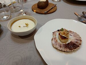 20170201_DSC0045_MotoG4-JEB 32€ starter: raw scallop in a Jerusalem artichoke cream and cooked scallop with Jerusalem artichoke and nori salad (with a White Mercurey wine)