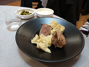 20170201_DSC0049_MotoG4-JEB 13€ main: beef pot-au-feu and knepfle served with horseradish cream sauce and gherkins