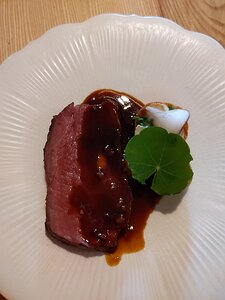 20221008_PXL125115140_Pixel3a-JEB bacon-larded mature beef cooked over open fire, onion, cepes, châtaigne, nasturtium leaf