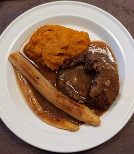 20210410_PXL173352613_Pixel3a-JEB-r main: Paleron de boeuf, braisé et farci de polenta, patate douce et asperges blanches