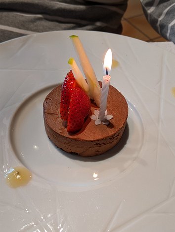 20220512_PXL114200467_Pixel3a-JEB Entremet au chocolat bio - with birthday candle