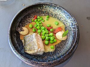 20220616_PXL111731841_Pixel3a-JEB Le dos de merlu cuit au naturel, petits pois, fraises et basilic, socca et beurre nantais