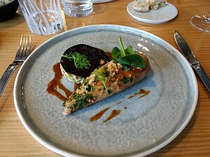 20161117_IMG131738_MotoG4-JEB main: Suprême de volaille d'Alsace Gretel au beurre de noix, gâteau céréales et jus perle