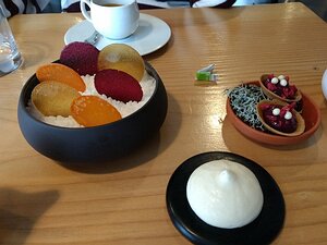20161117_IMG140035_MotoG4-JEB beetroot, carrot and apple discs with apple cream and blackberry tarts with coffee