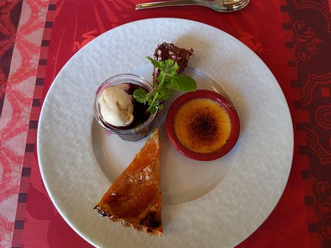 20200709_IMG135937_Pixel3a-JEB L'ASSIETTE DES 4 DESSERTS DE LA GRANGE (apricot tart, chocolate tart, crème brûlée, cherry compote)