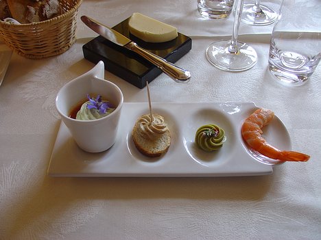 20070512_DSC02615_DSCV1 amuse bouche - tomato soup jelly with herb cream/foie gras/guacamole/gamba