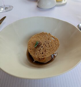 20250512_PXL110207735.MP_Pixel7a-JEB Oignons de Sélestat confits, foie gras de canard cuit au sel, tuile de pain et bouillon de peaux d’oignons rouges