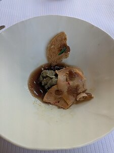 20250512_PXL110337379.MP_Pixel7a-JEB Oignons de Sélestat confits, foie gras de canard cuit au sel, tuile de pain et bouillon de peaux d’oignons rouges