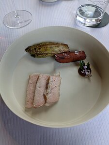 20250512_PXL120335977_Pixel7a-JEB ... piéce noble rdtie et frites de patates douces, sucrine braisée et condiment de betterave.