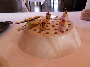 20150213_SAM_7804_ES71 amusettes et broutilles: razor clam with pineapple and yellow beetroot, fried duck, foie gras and meringue