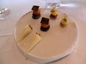 20150213_SAM_7818_ES71 sucreries: whisky cornet, friut jelly on chocolate, exotic cream on puff pastry