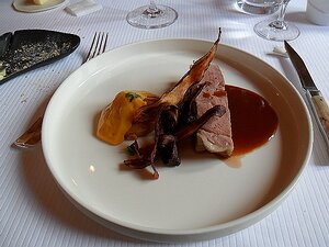 20150314_SAM_7842_ES71 main: Côte de veau tranchée épaisse, sablé au Parmesan, carottes mousseuses et crispy de salsifis