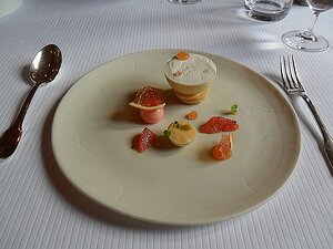 20150314_SAM_7844_ES71 dessert: Mousse légère de pamplemousse, sablé Breton, coque chocolat blanc et sorbet pamplemousse