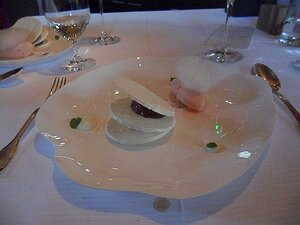 20131119_SAM_1482_ES71 Dessert: Tuile meringuée, crémeux chocolat-combawa, sorbet pamplemousse et gel wasabi