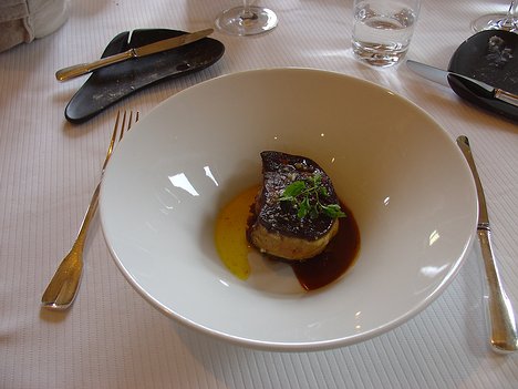 20091221_DSC00445_DSCV1 Starter - lightly fried whole foie gras and date chutney