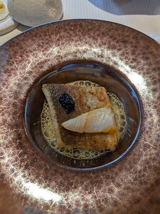 20230923_PXL113131601_Pixel7a-JEB Merlan de ligne, riz noir et épinards, bouillon d’arêtes au curry et caviar d’Aquitaine