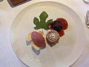 20230923_PXL123404207_Pixel7a-JEB Figue rôtie, biscuit moelleux et compote de figues fraiches, ganache à la feuille de figuier et sorbet