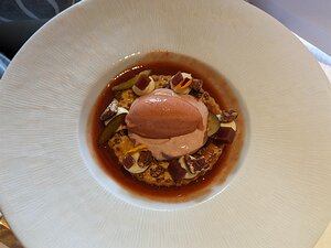 20230923_PXL123412934_Pixel7a-JEB (alternative dessert) Biscuit croquant à la noix, mousse légère à l'alcool de quetsche, couronne sablée et compotée et gelée de quetsche