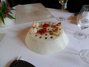 20141025_SAM_7624_ES71 Amusettes: meringue with pumpkin cream, goat cheese with beetroot jelly, foie gras with quince jelly. Not too sure about the 