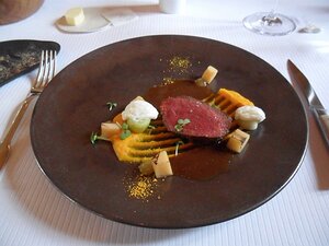 20141025_SAM_7629_ES71 main: Selle de biche, gel et poussiere d'agrumes, potimarron, blanc de poireau et faisselle