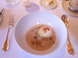 20200928_125607_Pixel3a-JEB Œuf en cuisson douce, Duxelles et bouillon de champignon blanc crémeux, ail frit