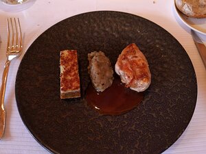 20200928_133841_Pixel3a-JEB Caille farcie, club sandwich de cuisses, caviar d’aubergines et jus corsé