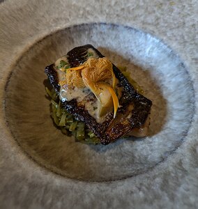 20240702_PXL111407450.MP_Pixel7a-JEB Pois gourmands sautés à cru, maquereau au barbecue, vinaigrette d'arêtes et quelques champignons au vinaigre