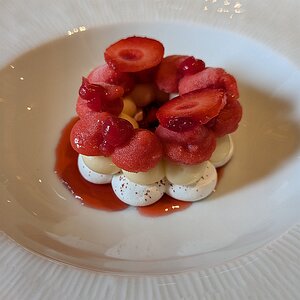 20240702_PXL120822022.MP_Pixel7a-JEB Couronne de meringue craquante, crème onctueuse à l'aspérule et sorbet aux fraises fraiches