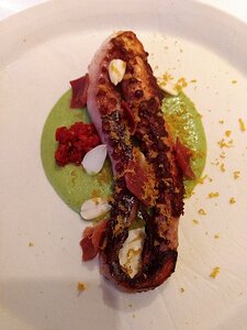 20180904_IMG202155736_MotoG4-JEB main: Poulpe tiède, condiments de poutargue et citron vert, crème de courgettes et copeaux de jambon, pequillos et amandes