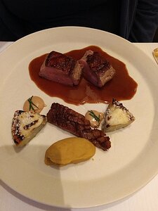 20180904_IMG202202148_MotoG4-JEB main: Selle d'agneau du Quercy, humus, artichaut et chèvre, panoufles rôties et vinaigrette menthe-cacahuète