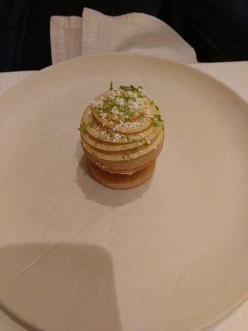 20180904_IMG204911372_MotoG4-JEB dessert: Crème diplomate à la Quetsche sur un sablé citronné, sorbet au lait Ribot, pistaches caramélisées et biscuit, compotée de Quetsches