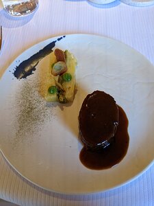 20230207_PXL123121551.MP_Pixel3a-JEB Pièce de veau braisée, compression de pommes de terre-poireau, poudre de poireau fumé