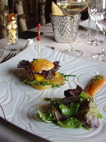 20100614_DSC00668_DSCV1 Foie gras de canard poêlé servi dans son burger à la pistache, ketchup maison et pop corn au Serrano