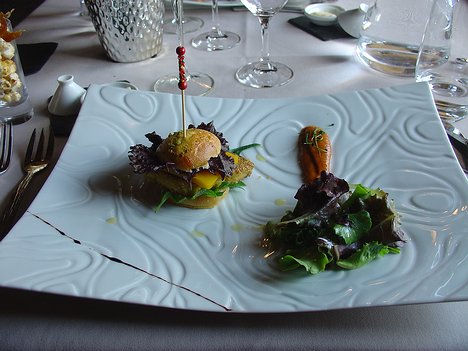 20100614_DSC00669_DSCV1 Foie gras de canard poêlé servi dans son burger à la pistache, ketchup maison et pop corn au Serrano
