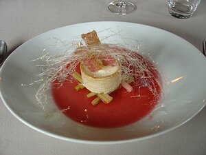 20070601_DSC02659_DSCV1 dessert: La Soupe de Rhubarbe à la Vanille, Chips de Poivre Vert et Parfait glacé Yaourt Cardamome