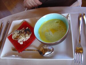 20070406_DSC02515_DSCV1 starter: la crème de safran, émulsion de petit pois et poitrine de caille au hoi-sin