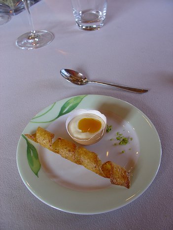20070406_DSC02519_DSCV1 pre-dessert: mousse au chocolat blanc et coulis de mangue