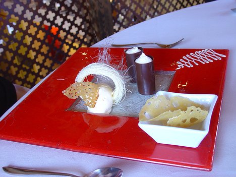 20070406_DSC02521_DSCV1 dessert: le cannelloni de châtaignes, glace à « l'Eierlikor » en nid de nouilles, kaitaifi chips de caramel salé