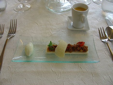 20090302_DSC00017_DSCV1 Amuse bouche: L'eveil du palais - lamb on bread base with parmesan and wasabi cream