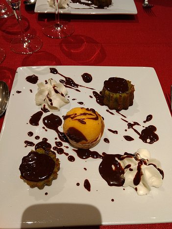 20180509_IMG212512705_MotoG4-JEB dessert: Financier à la pistache, amandes et pépites de fruits rouges, coeur fondant de chocolat, sorbet abricot
