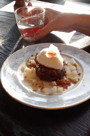 20151025_IMG152404174_MotoG-JEB Dark chocolate brûlée, stem ginger ice cream, rum and pears (individual portion)