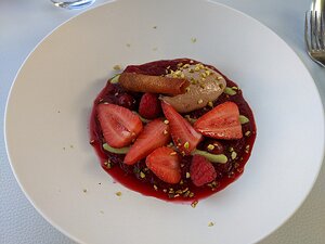 20220611_PXL182754005_Pixel3a-JEB Confit Fraises et Framboises à la Fève de Tonka, Crémeux Basilic, Glace au Chocolat Andoa