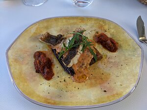 20220611_PXL174959547_Pixel3a-JEB Poisson selon arrivage à la plancha, Millefeuille d’Aubergines grillées/Basilic, Sauce Chorron et Chutney de Tomates