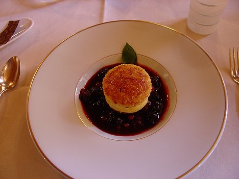 20100820_DSC00765_DSCV1 Dessert - La tarte soufflée et caramélisée au fromage blanc, soupe de fruits rouges au pinot noir
