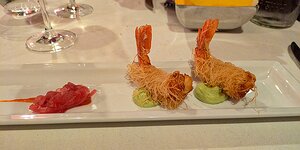 20240621_PXL180854884_DxO-DP7natural_Pixel7a-JEB Gamberi in pasta kataifi, avocado, cipolla caramellata e pomodoro (Crispy shrimps in kataifi crust, avocado, caramelized onion and tomato)